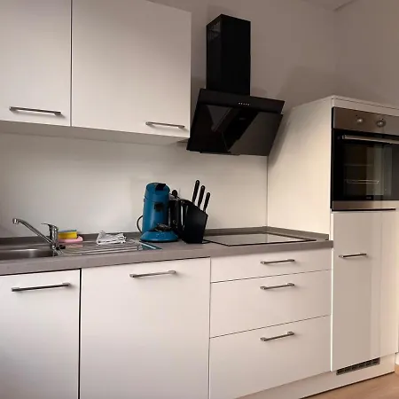 Peaceful & Stylish 2 Bedroom With Garden Apartment